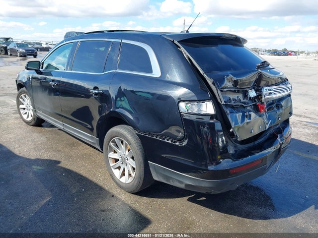 2LMHJ5NK6HBL01213 Lincoln Mkt Livery
