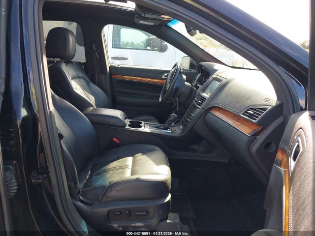 2LMHJ5NK6HBL01213 Lincoln Mkt Livery