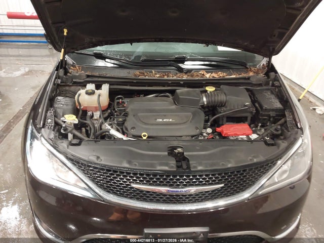 44216813 :رقم المزاد ، 2C4RC1BG2HR837218 vin ، 2017 Chrysler Pacifica Touring Plus مزاد بيع