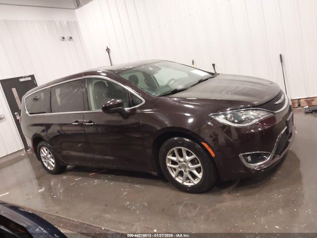 44216813 :رقم المزاد ، 2C4RC1BG2HR837218 vin ، 2017 Chrysler Pacifica Touring Plus مزاد بيع