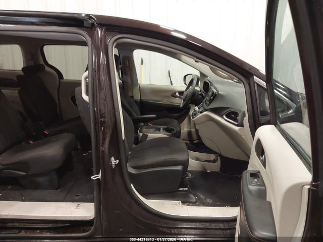 44216813 :رقم المزاد ، 2C4RC1BG2HR837218 vin ، 2017 Chrysler Pacifica Touring Plus مزاد بيع