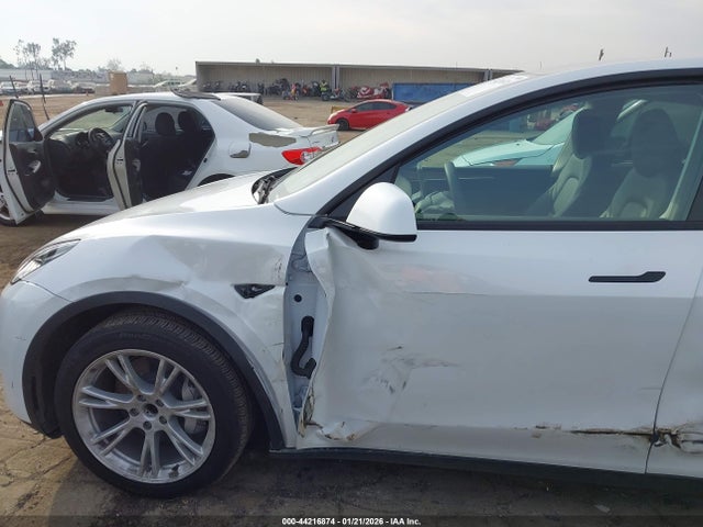 2024 TESLA MODEL Y 7SAYGDED9RF085312 Photo 5