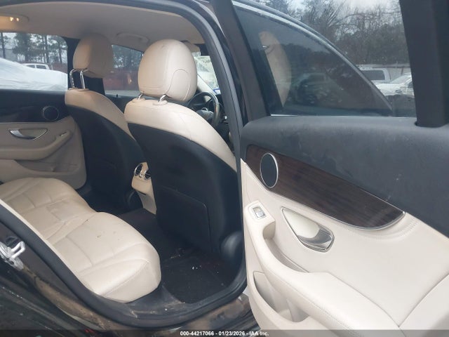 44217066 :رقم المزاد ، 55SWF4JB2FU067031 vin ، 2015 Mercedes-benz C 300 مزاد بيع