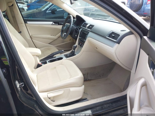 2013 Volkswagen Passat 2.5l Se მანქანა იყიდება აუქციონზე, vin: 1VWBP7A37DC139601, აუქციონის ნომერი: 44217200