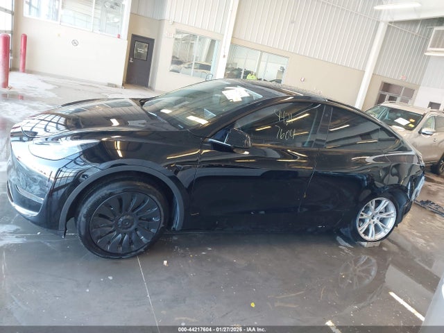 Продажа на аукционе авто 2023 Tesla Model Y Awd/long Range Dual Motor All-wheel Drive, vin: 7SAYGAEE4PF770208, номер лота: 44217604