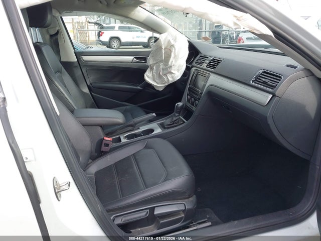 1VWLA7A33KC014503 Volkswagen Passat 2.0t Wolfsburg Edition