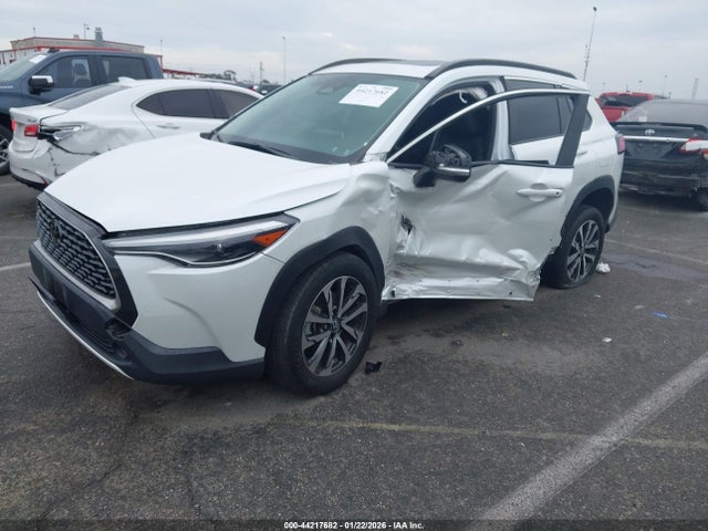 Toyota Corolla Cross Xle 2023 7MUDAAAG7PV069183 Image 2