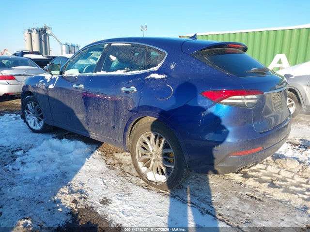 2022 MASERATI LEVANTE ZN661XUA7NX402145 Photo 2