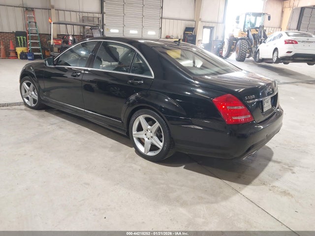 2011 MERCEDES-BENZ S 550 WDDNG7BB6BA408675 Photo 2