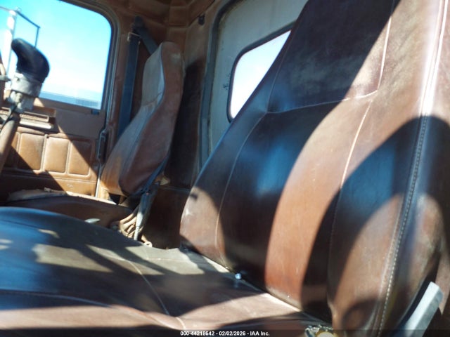 44218642 :رقم المزاد ، 1FUP2CYBXJH331700 vin ، 1988 Freightliner Conventional Fld120 مزاد بيع