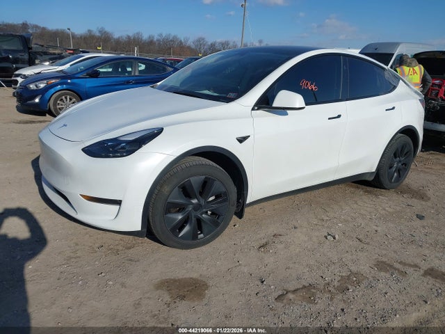2024 TESLA MODEL Y 7SAYGDEE2RA323152 Photo 1