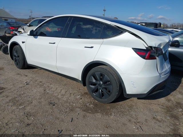 2024 TESLA MODEL Y 7SAYGDEE2RA323152 Photo 2