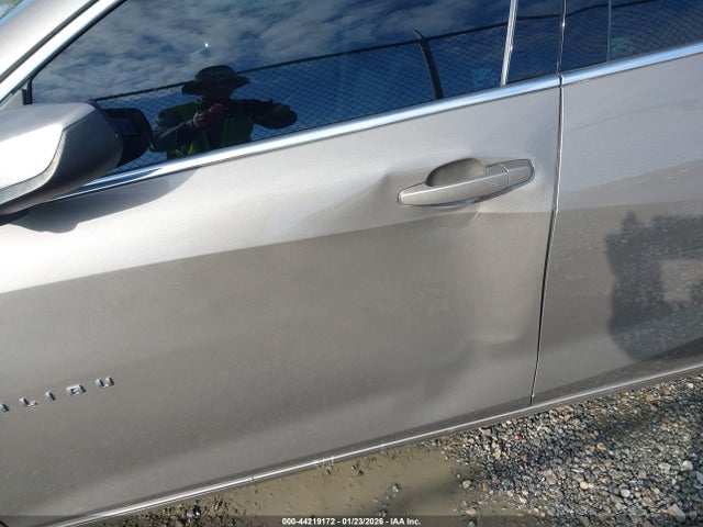 1G1ZD5ST5NF161585 Chevrolet Malibu Fwd Lt
