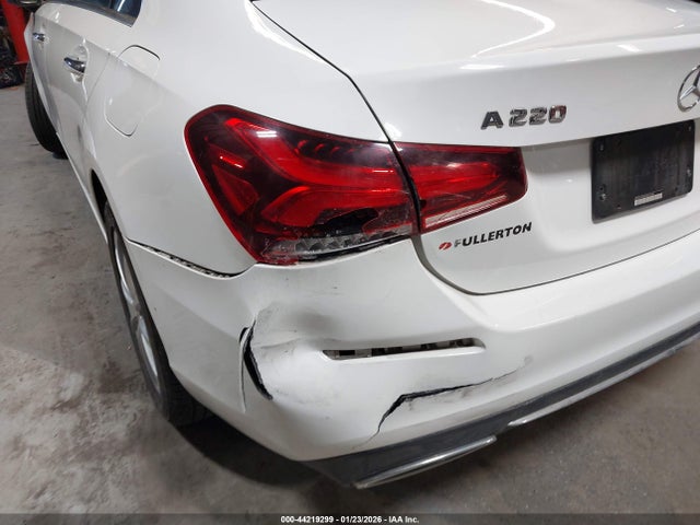 2019 Mercedes-benz A 220 4matic მანქანა იყიდება აუქციონზე, vin: WDD3G4FB6KW023684, აუქციონის ნომერი: 44219299