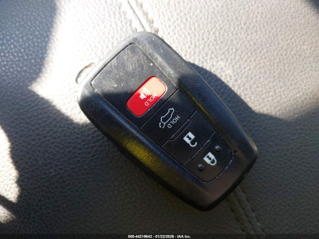 2T3A1RFV9MW227083 Toyota Rav4 Xle Premium