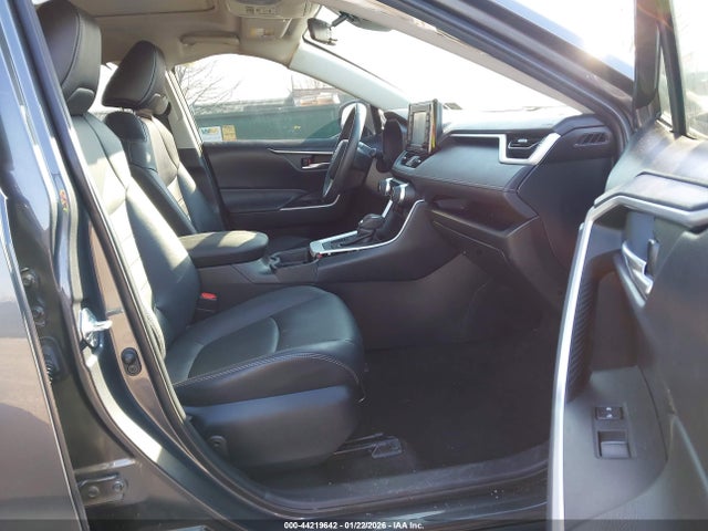 2T3A1RFV9MW227083 Toyota Rav4 Xle Premium