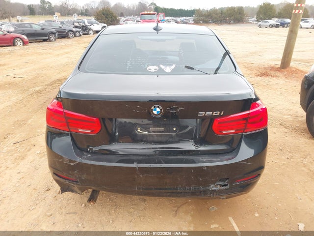44220673 :رقم المزاد ، WBA8E1G52JNU88963 vin ، 2018 Bmw 320i مزاد بيع