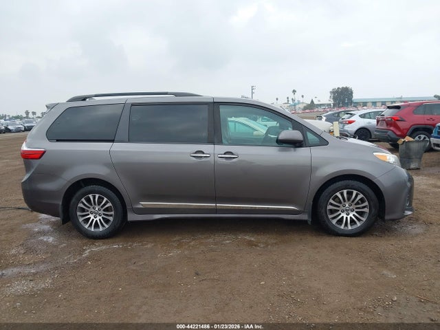 5TDYZ3DC9JS941296 Toyota Sienna Xle Premium 8 Passenger