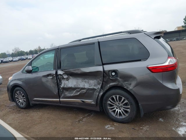 5TDYZ3DC9JS941296 Toyota Sienna Xle Premium 8 Passenger