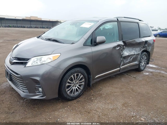 5TDYZ3DC9JS941296 Toyota Sienna Xle Premium 8 Passenger