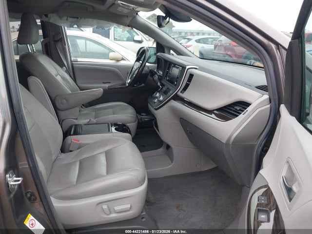5TDYZ3DC9JS941296 Toyota Sienna Xle Premium 8 Passenger
