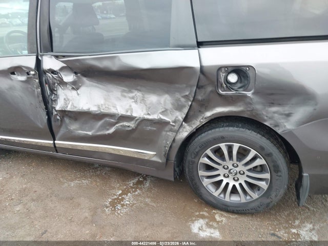 5TDYZ3DC9JS941296 Toyota Sienna Xle Premium 8 Passenger