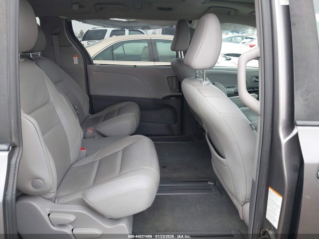 5TDYZ3DC9JS941296 Toyota Sienna Xle Premium 8 Passenger