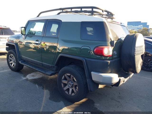 2014 TOYOTA FJ CRUISER JTEBU4BF7EK177190 Photo 2