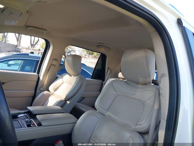 5LMJJ2NT7JEL05119 Lincoln Navigator Premiere