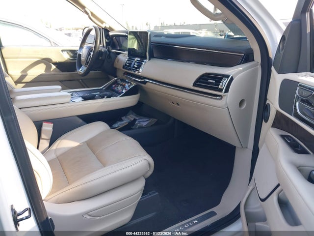 5LMJJ2NT7JEL05119 Lincoln Navigator Premiere