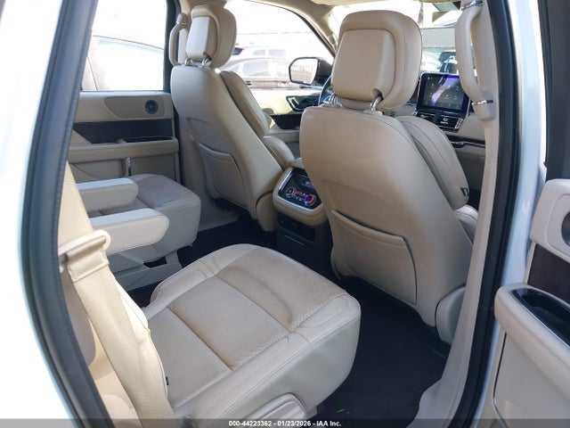 5LMJJ2NT7JEL05119 Lincoln Navigator Premiere