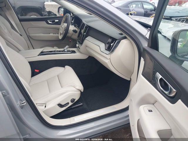 2025 VOLVO XC60 PLUG-IN HYBRID YV4H60RM7S1138667 Photo 4