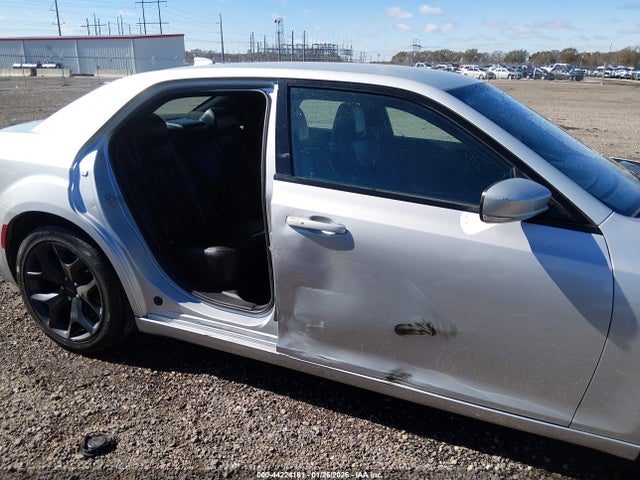 44224161 :رقم المزاد ، 2C3CCABG6MH595785 vin ، 2021 Chrysler 300 300s مزاد بيع