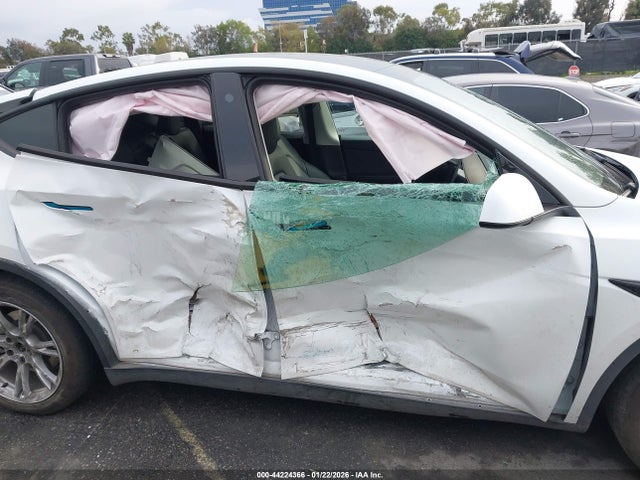 2023 TESLA MODEL Y 7SAYGDEE7PF631224 Photo 5