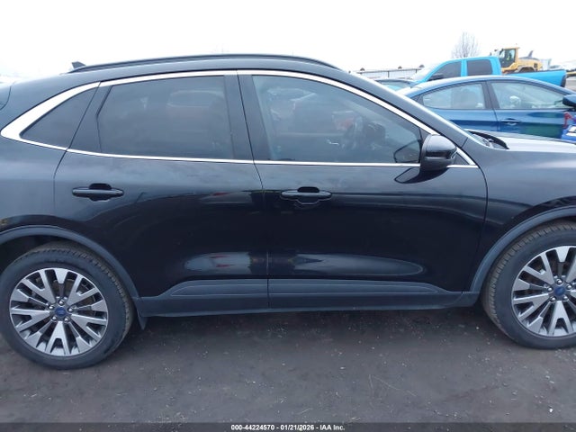 44224570 :رقم المزاد ، 1FMCU9J99LUB17183 vin ، 2020 Ford Escape Titanium مزاد بيع