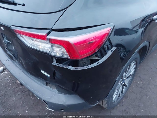44224570 :رقم المزاد ، 1FMCU9J99LUB17183 vin ، 2020 Ford Escape Titanium مزاد بيع