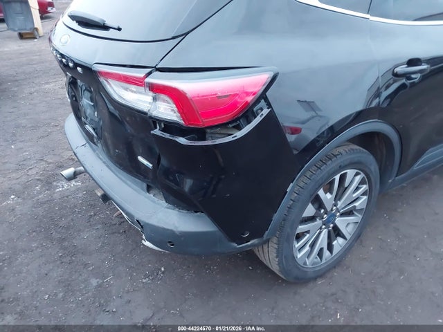 44224570 :رقم المزاد ، 1FMCU9J99LUB17183 vin ، 2020 Ford Escape Titanium مزاد بيع