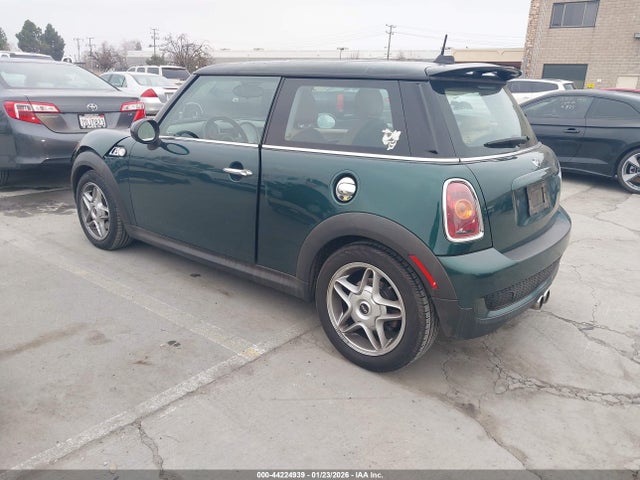 2010 MINI COOPER S WMWMF7C56ATX44697 Photo 2