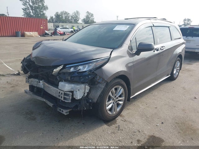 5TDJSKFC2NS063617 Toyota SIENNA XLE