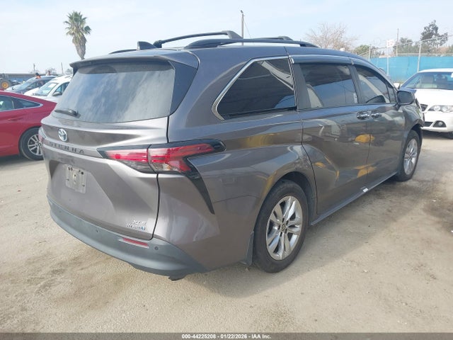 5TDJSKFC2NS063617 Toyota SIENNA XLE