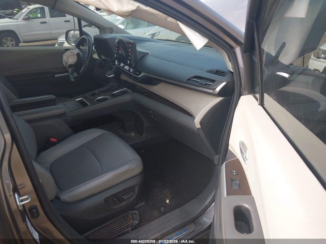 5TDJSKFC2NS063617 Toyota SIENNA XLE