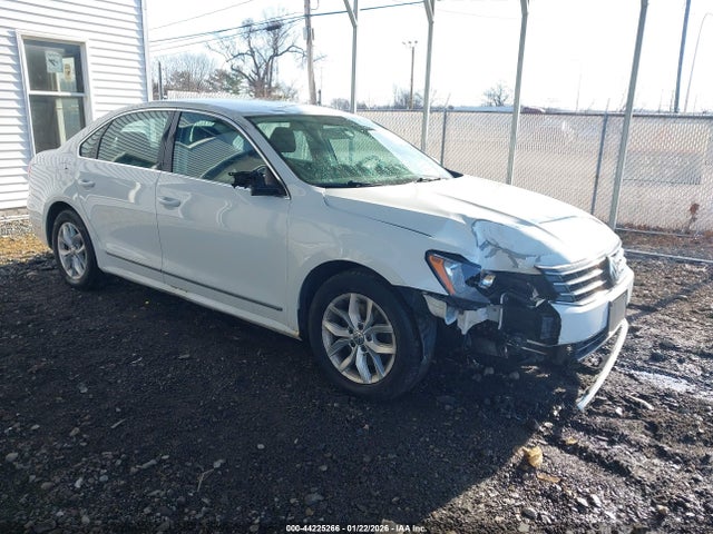 2017 Volkswagen Passat 1.8t S მანქანა იყიდება აუქციონზე, vin: 1VWAT7A39HC015214, აუქციონის ნომერი: 44225266