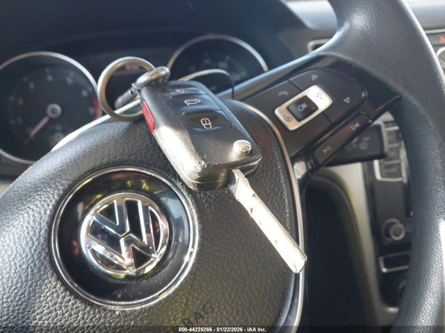 2017 Volkswagen Passat 1.8t S მანქანა იყიდება აუქციონზე, vin: 1VWAT7A39HC015214, აუქციონის ნომერი: 44225266