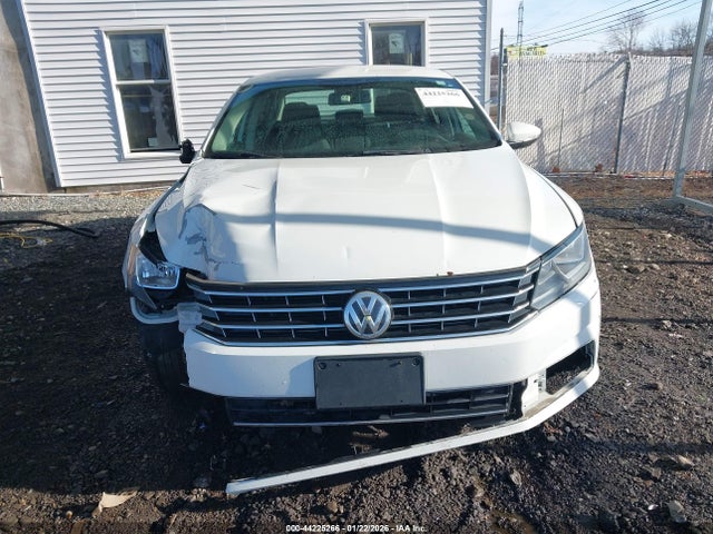 2017 Volkswagen Passat 1.8t S მანქანა იყიდება აუქციონზე, vin: 1VWAT7A39HC015214, აუქციონის ნომერი: 44225266