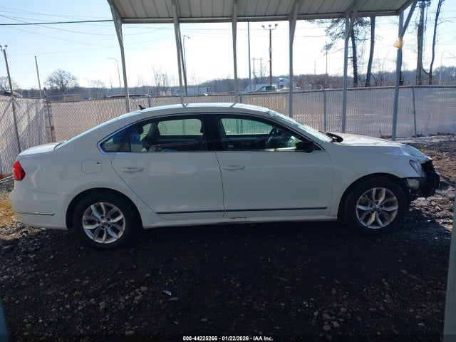 2017 Volkswagen Passat 1.8t S მანქანა იყიდება აუქციონზე, vin: 1VWAT7A39HC015214, აუქციონის ნომერი: 44225266
