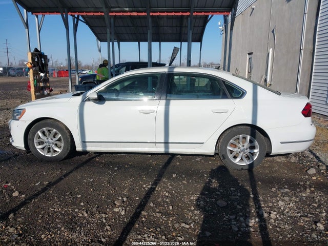 2017 Volkswagen Passat 1.8t S მანქანა იყიდება აუქციონზე, vin: 1VWAT7A39HC015214, აუქციონის ნომერი: 44225266