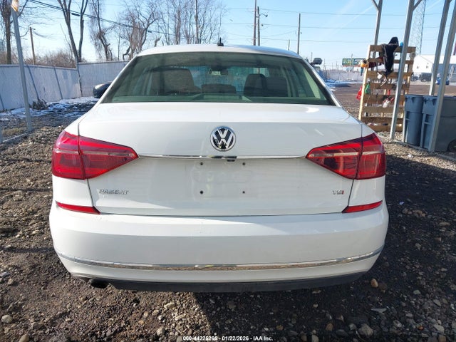 2017 Volkswagen Passat 1.8t S მანქანა იყიდება აუქციონზე, vin: 1VWAT7A39HC015214, აუქციონის ნომერი: 44225266