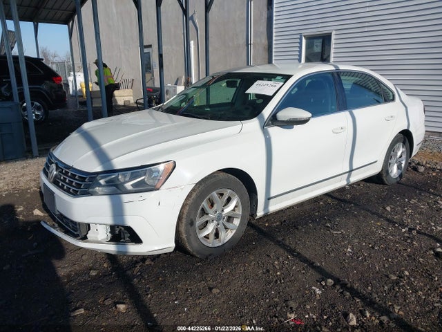 2017 Volkswagen Passat 1.8t S მანქანა იყიდება აუქციონზე, vin: 1VWAT7A39HC015214, აუქციონის ნომერი: 44225266