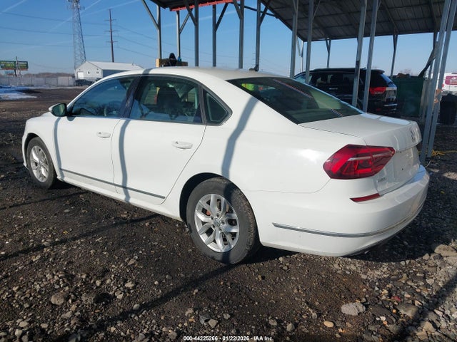 2017 Volkswagen Passat 1.8t S მანქანა იყიდება აუქციონზე, vin: 1VWAT7A39HC015214, აუქციონის ნომერი: 44225266