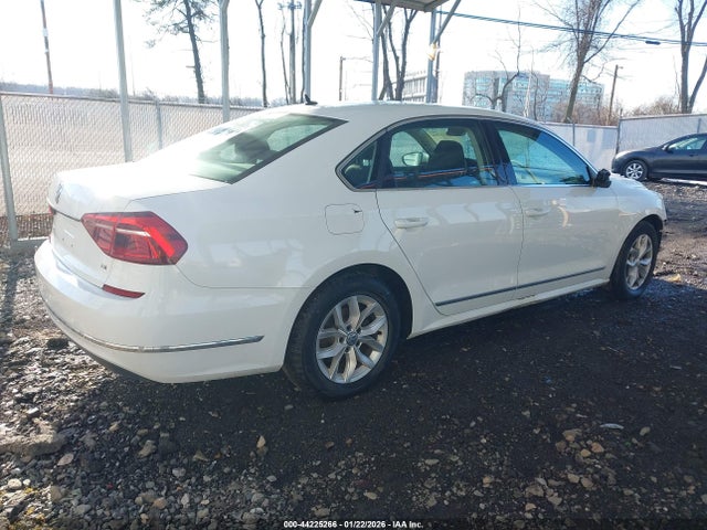 2017 Volkswagen Passat 1.8t S მანქანა იყიდება აუქციონზე, vin: 1VWAT7A39HC015214, აუქციონის ნომერი: 44225266